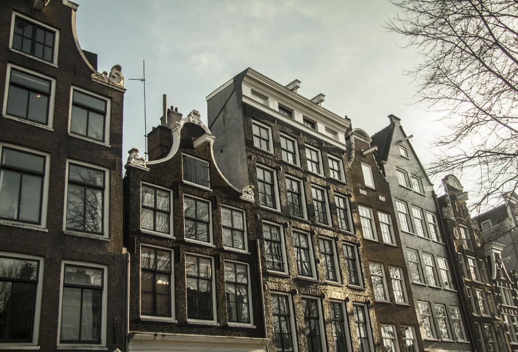 Nederlandse huurcontracten begrijpen: vaste vs. onbepaalde tijd, borgsomregels en waar je op moet letten (2026)
