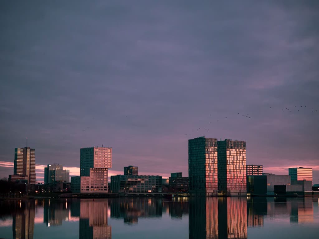 Rode vlaggen in huurcontracten: wat elke expat moet controleren vóór het tekenen
